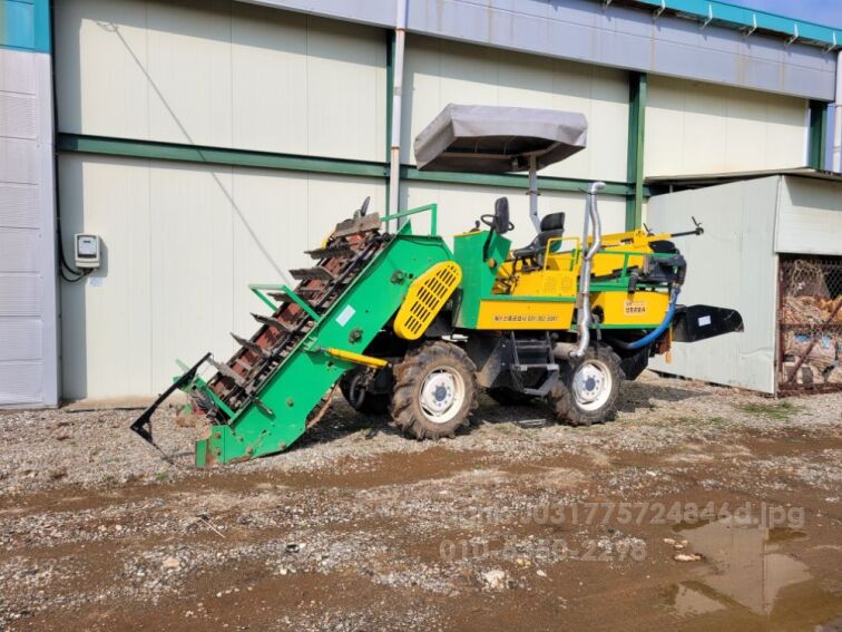 신흥공업사 자주식 수집형 감자 수확기 자주식 수집형 감자 수확기 뒤우측면