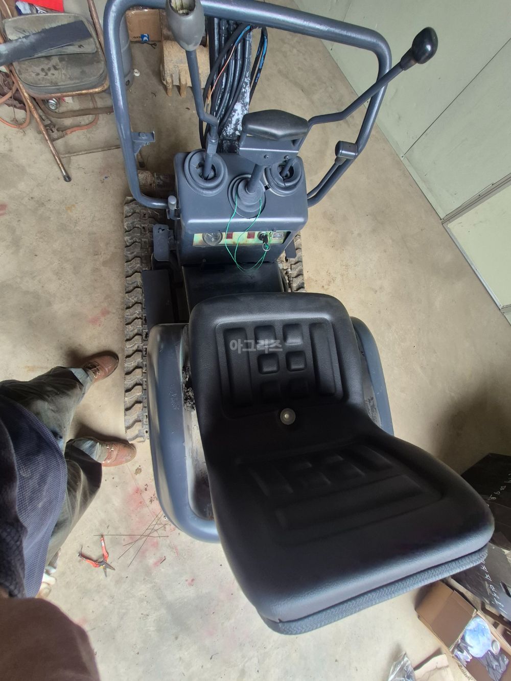  Excavator 코벨코007미니 (08톤) 뒤우측면