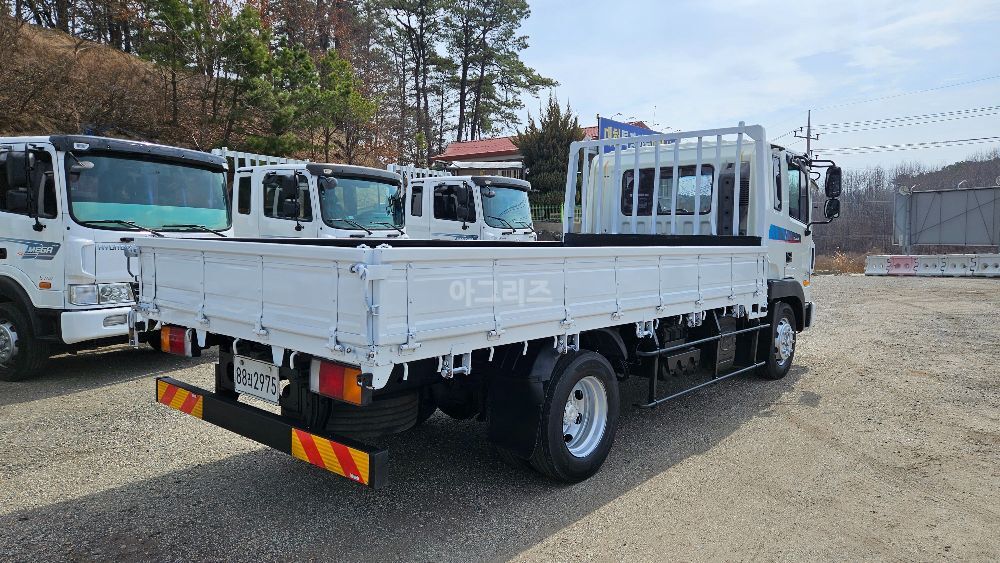 Hyundai 메가트럭 4m60 단축카고  뒤우측면