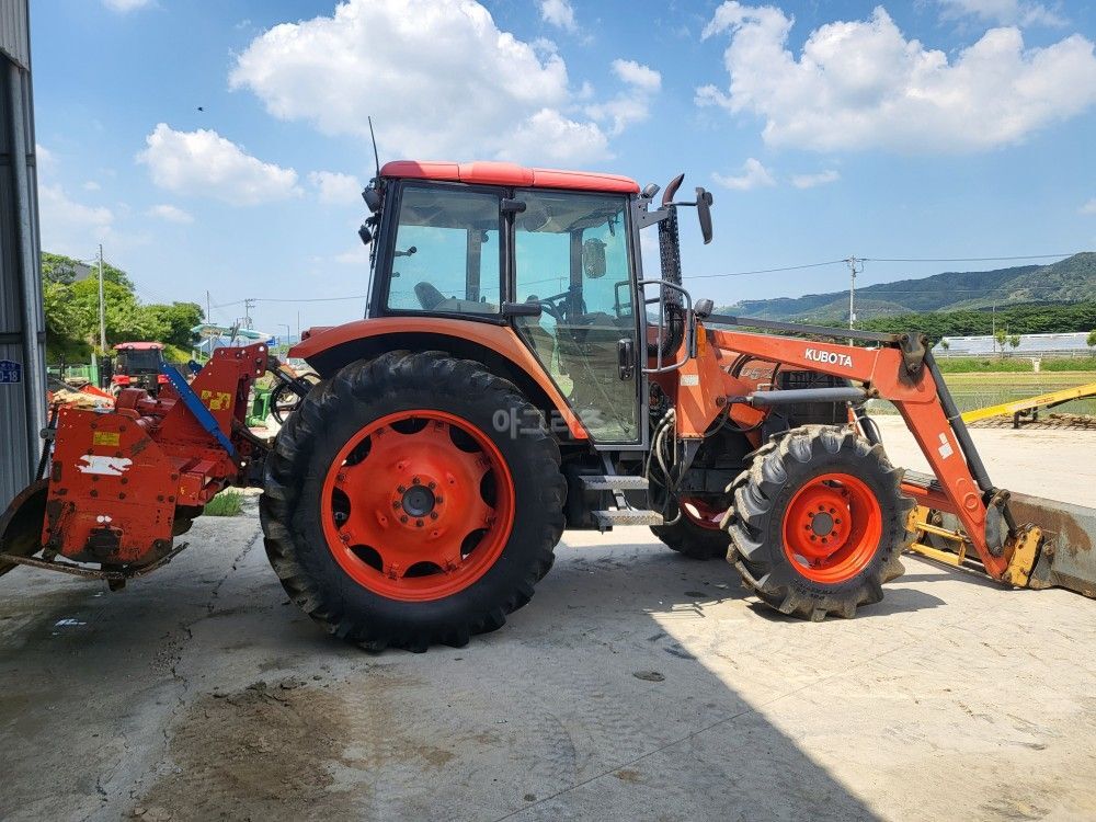 구보다 트랙터 M105X (105마력) 뒤우측면