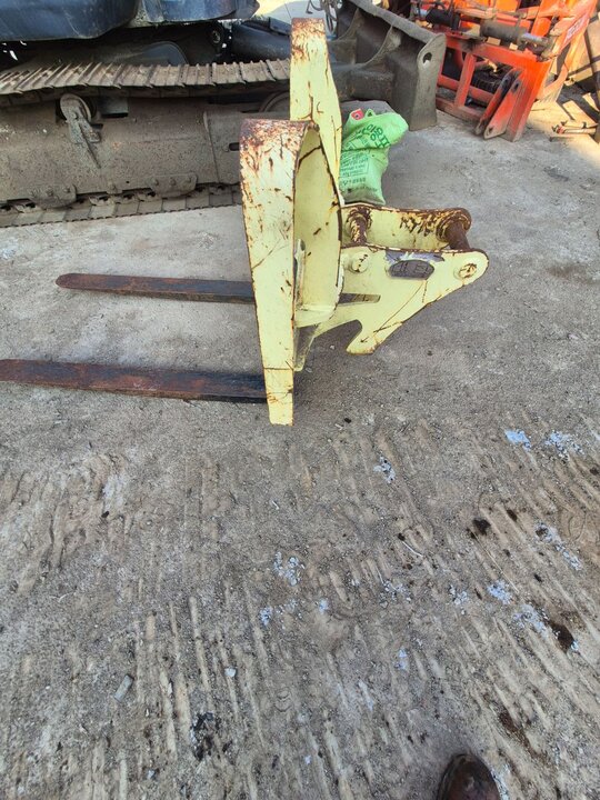  Excavator 대한지게발 회전링크 겸용 (3톤) 앞좌측면