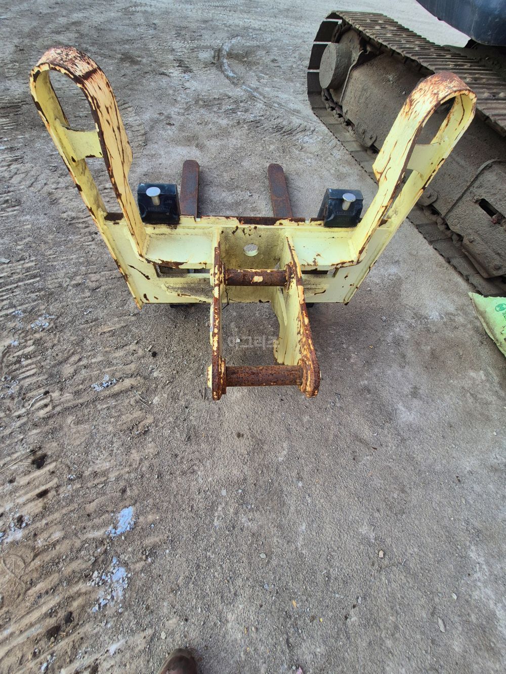  Excavator 대한지게발 회전링크 겸용 (3톤) 뒤우측면