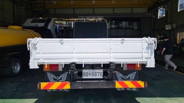 Hyundai 메가트럭 6m25 앞축 카고트럭  뒤우측면