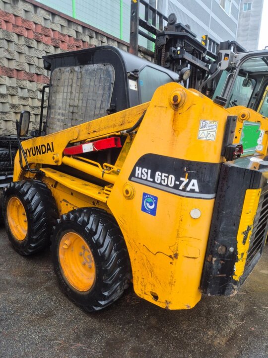 현대 스키드로더 HSL650-7A 앞좌측면