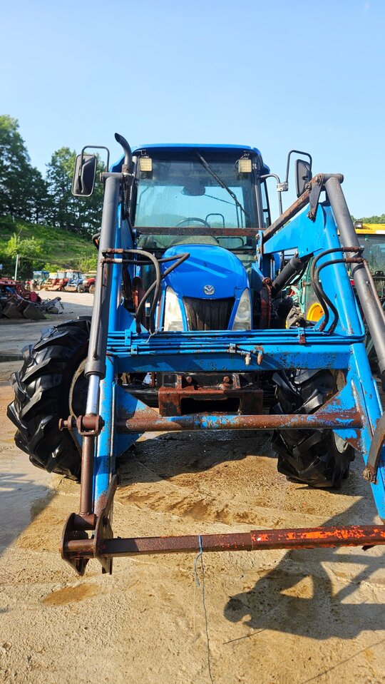 NewHolland Tractor TL100A (100hp)