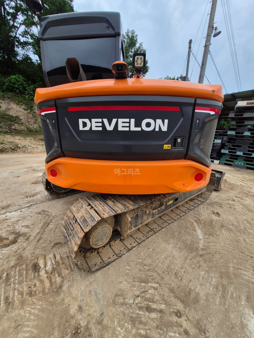  Excavator 디벨론04굴착기 (8.5톤) 뒤우측면