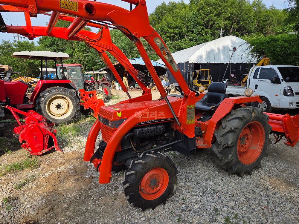 대동 트랙터 L2601-4WD (26마력) 뒤우측면