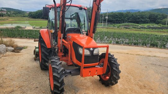 구보다 트랙터 M7040 (74마력) 앞좌측면