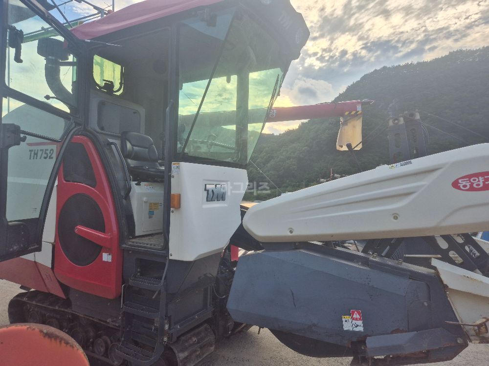 TYM Combine Harvester TH752 (보통형) 뒤우측면