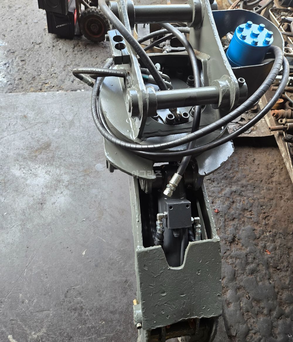  Excavator 대한회전돌집개 (5톤) 뒤우측면