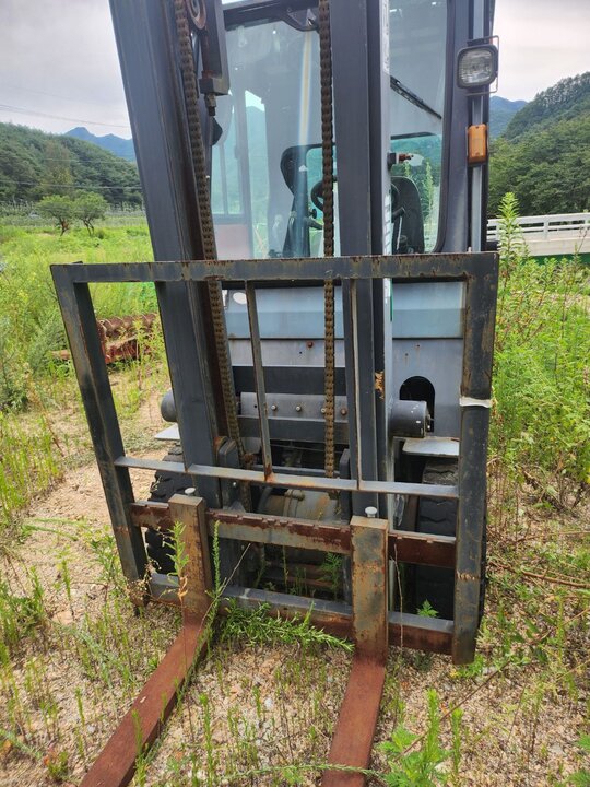  지게차 2,5전기 (2,5톤) 앞좌측면