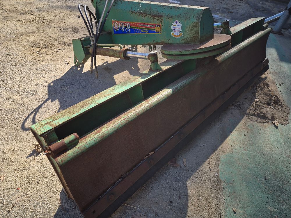 태광 그래이더 트랙터 양날2000 뒤우측면