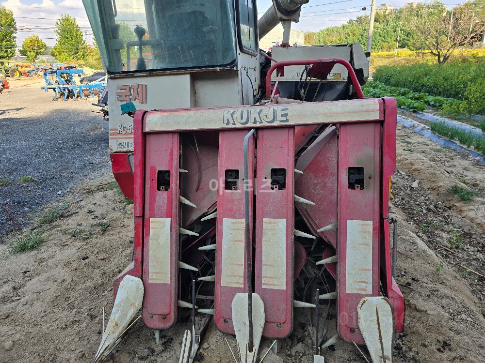 국제 콤바인 KC575G (4조식) 뒤우측면
