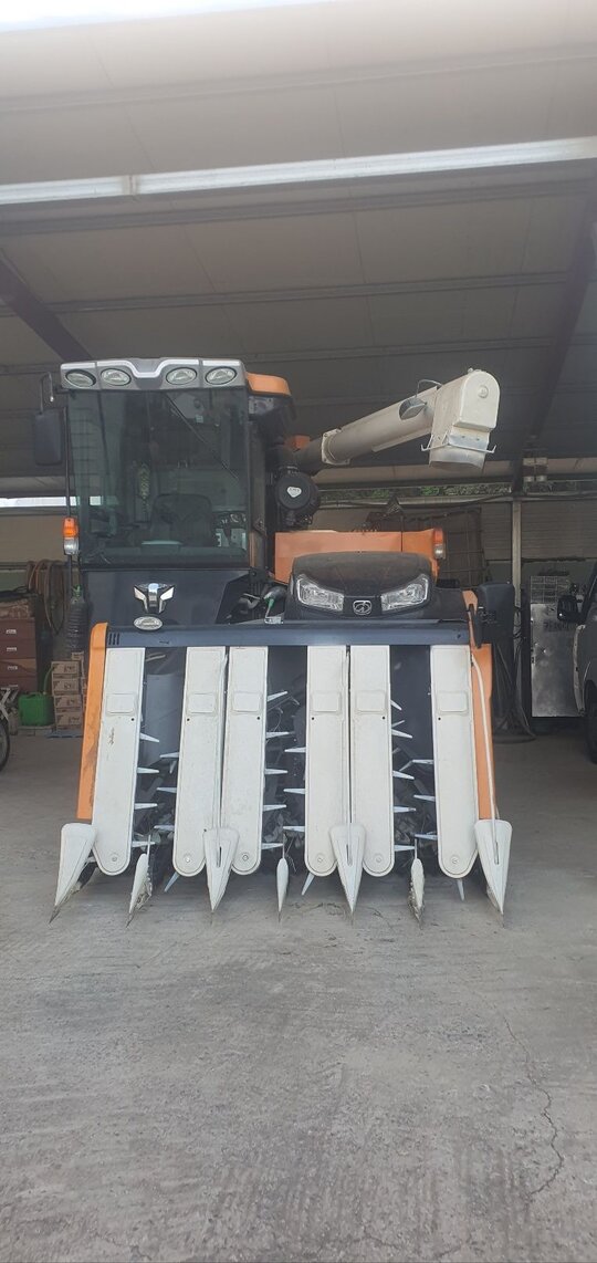 TYM Combine Harvester HJ6135 (6Rows) 앞좌측면