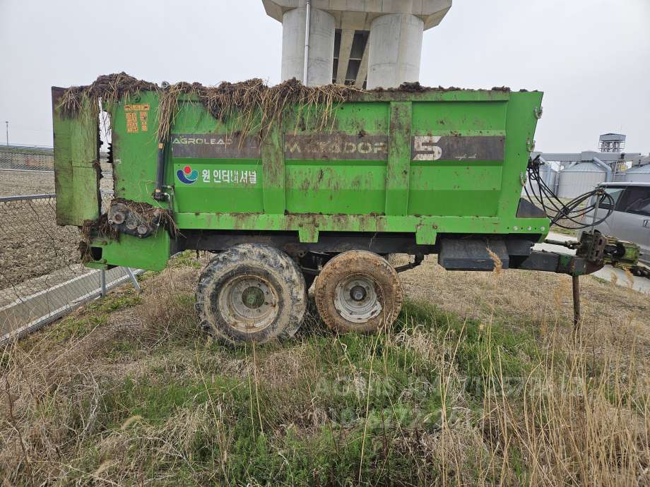  퇴비살포기 퇴비살포기 앞좌측면