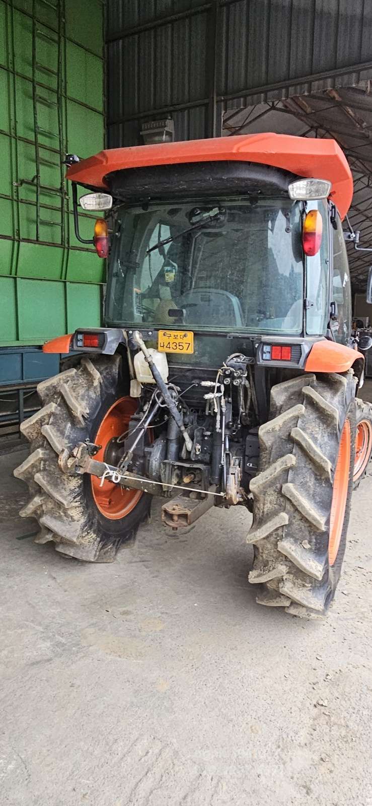 Kubota Tractor L60캐빈 (62.1hp) 측면