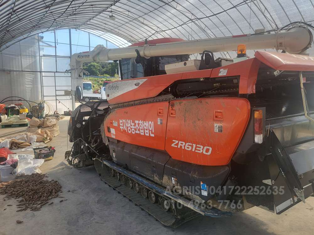 Kubota Combine Harvester 콤바인 () 측면