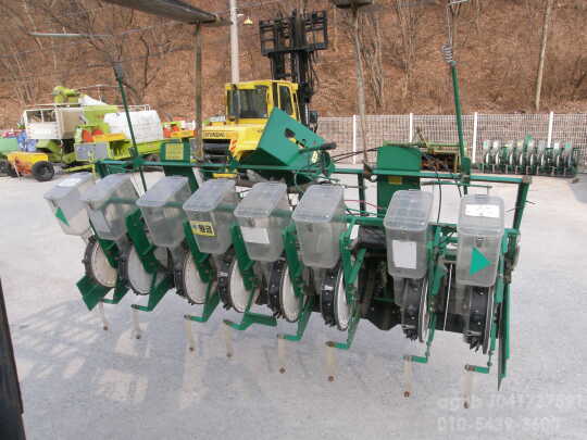  황금파종기 8조식승용관리기용 황금파종기 8조식승용관리기용  앞좌측면