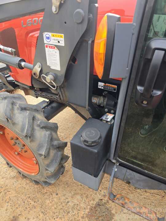 구보다 트랙터 L60 (62.1마력) 앞좌측면