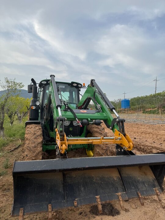 존디어 트랙터 6110M (110마력) 앞좌측면