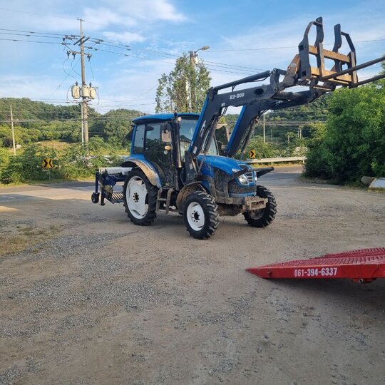  타이어 16.9-30  앞좌측면