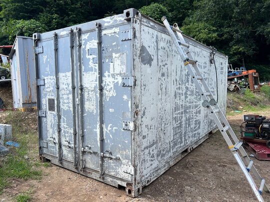 2.4×6미터 저온저장고 3상 2.4×6미터 저온저장고 3상 냉동컨테이너 작동잘됩니다 냉동컨테이너 작동잘됩니다 앞좌측면