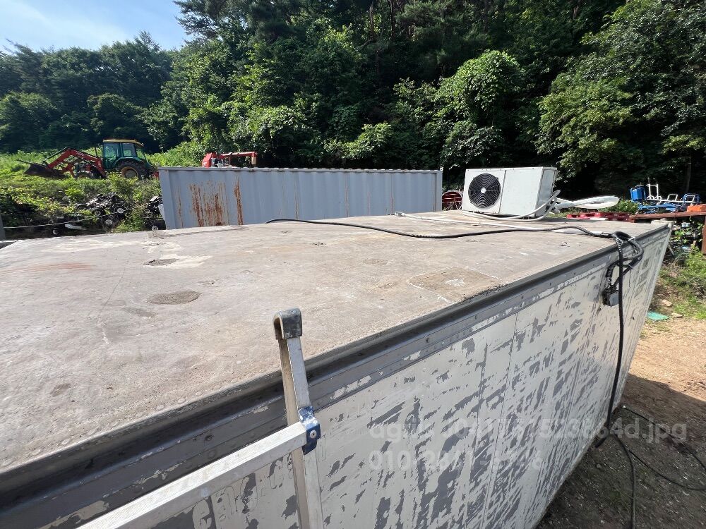 2.4×6미터 저온저장고 3상 2.4×6미터 저온저장고 3상 냉동컨테이너 작동잘됩니다 냉동컨테이너 작동잘됩니다 뒤우측면