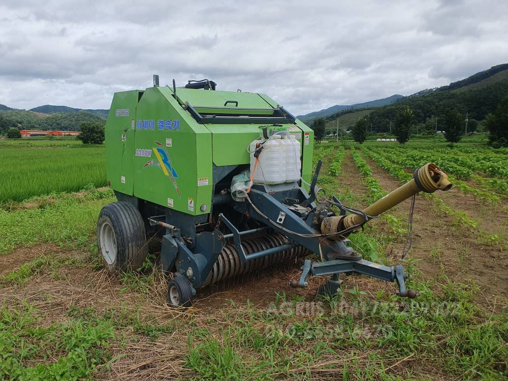 Shibaura Round Baler TRB2210W  앞좌측면