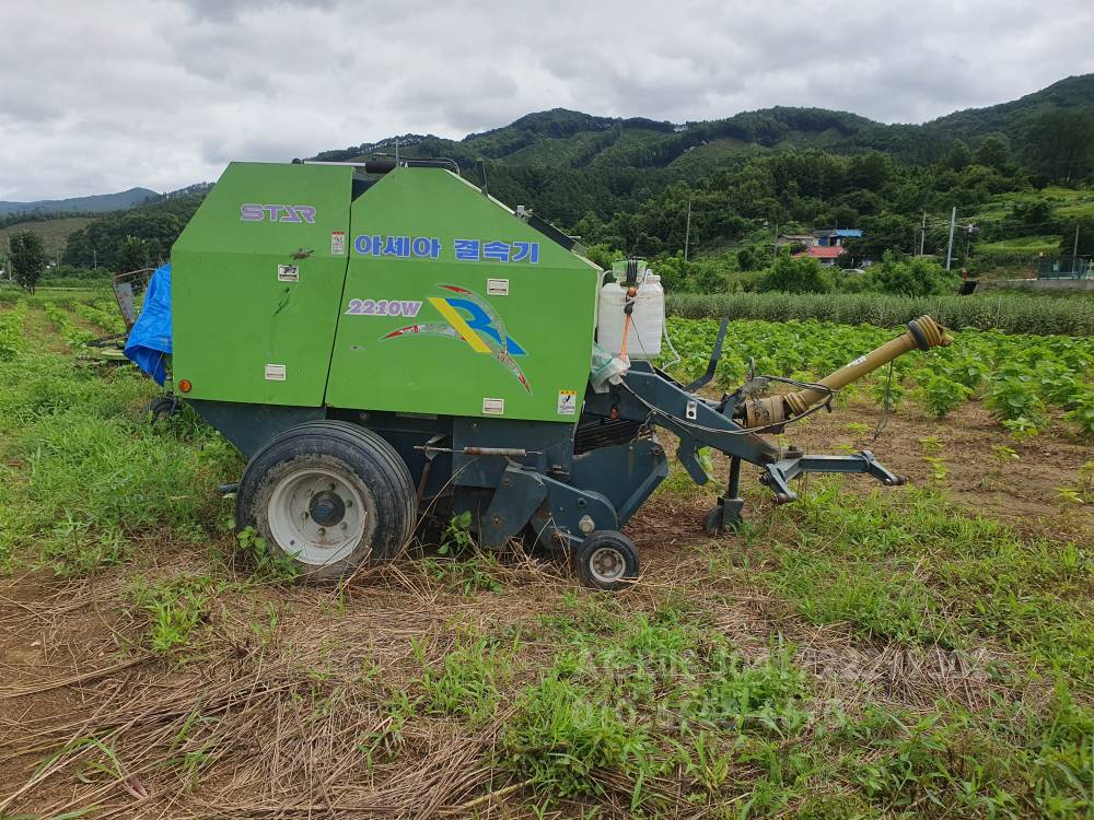 Shibaura Round Baler TRB2210W  뒤우측면