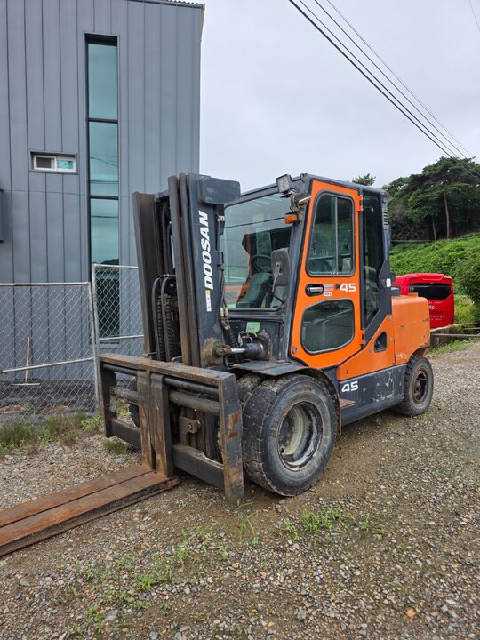 두산 지게차 4.5 삼단 앞좌측면
