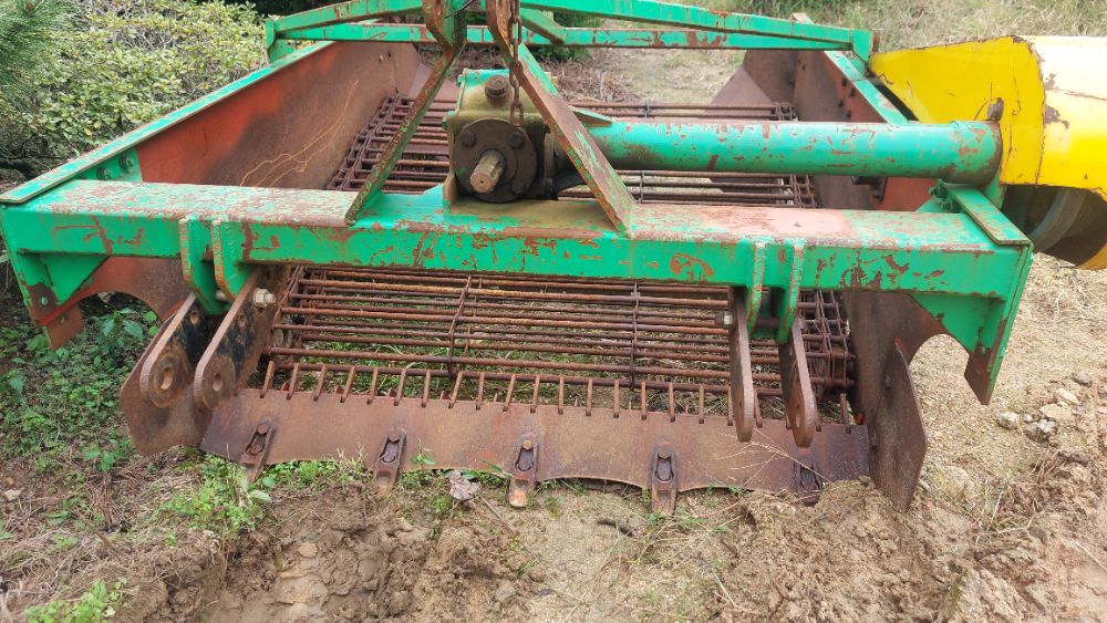 신흥 땅속작물수확기 땅속작물수확기 작업폭1400 앞좌측면