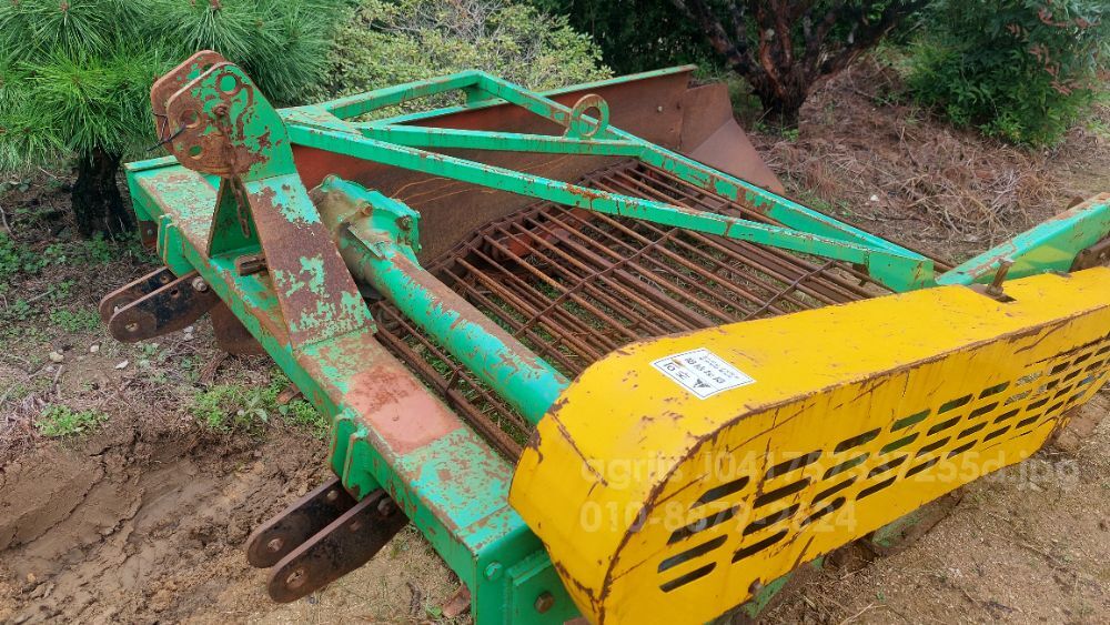 신흥 땅속작물수확기 땅속작물수확기 작업폭1400 뒤우측면