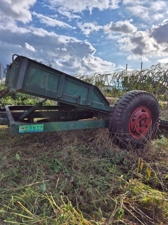 Daedong Trailer .  앞좌측면