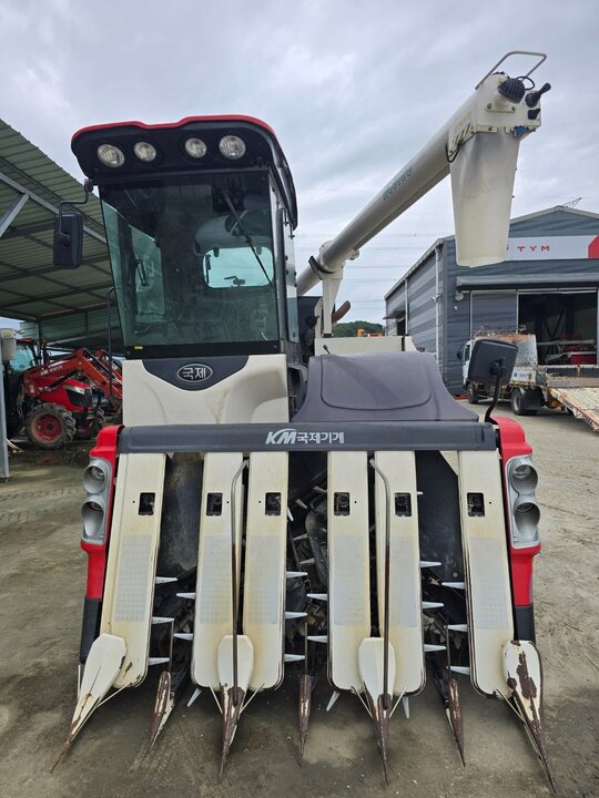 TYM 콤바인 KC6130-CXA (6조식) 앞좌측면