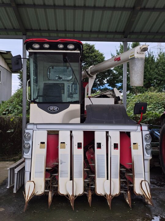 국제 콤바인 KC105 (6조식) 앞좌측면