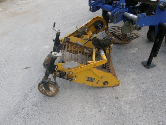 경운기용감자수확기 경운기용감자수확기 DRK-650 앞좌측면