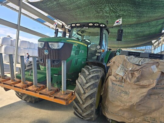 존디어 트랙터 6170R (170마력) 앞좌측면