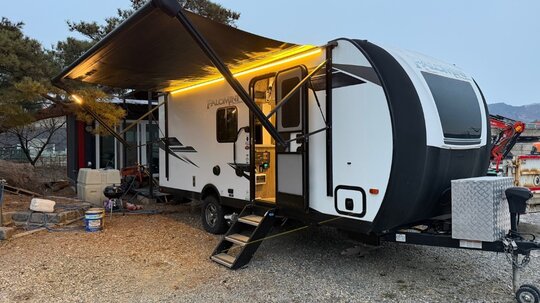  카라반 Palomini by Palomino  앞좌측면