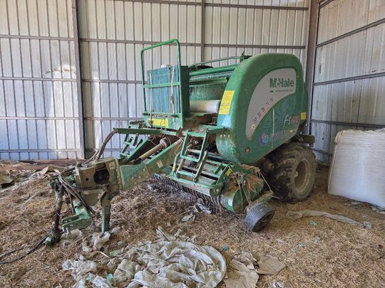 원인터내셔널 원형베일러 F560 앞좌측면