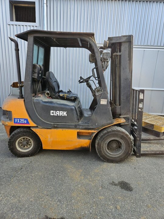 지게차  지게차 삼성중공업 FX25D (2.5톤) 앞좌측면