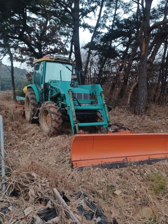 Daedong Tractor D85 (85hp) 앞좌측면