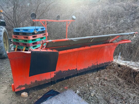  전방부착형 대형제설기 55마력이상부터 사용가능 이상부터 사용가능  앞좌측면
