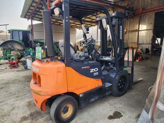 두산중공업  지게차 지게차 D20s-5얀마엔진 싸이드시프트정품 (2톤톤) 앞좌측면