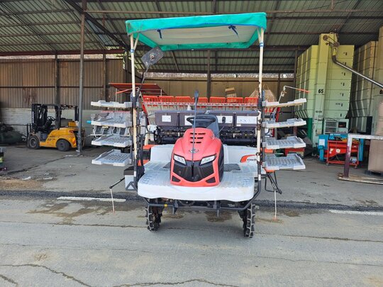 구보다 이앙기 KNW8S 앞좌측면