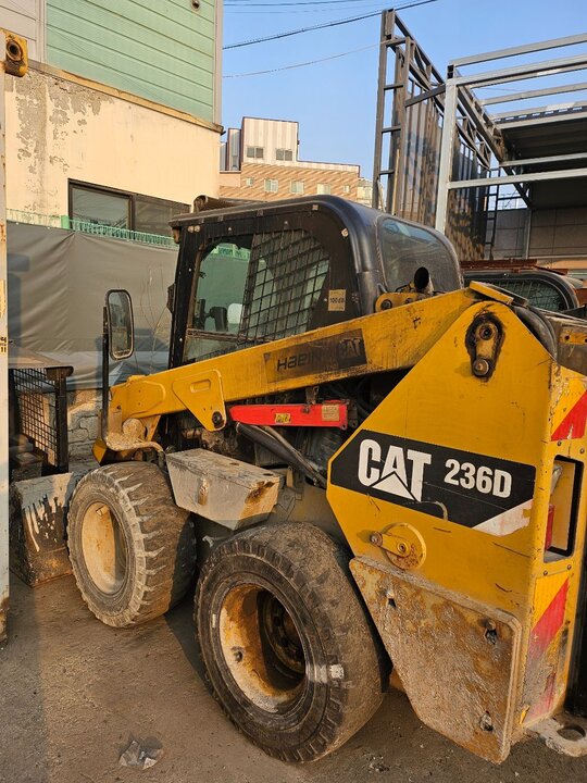 캣타필라 스키드로더 236D 앞좌측면