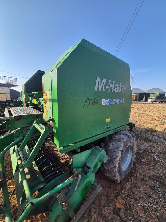 원인터네셔널맥헬f560 원형베일러 F560 앞좌측면