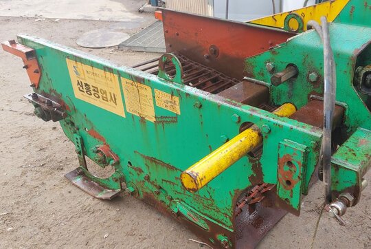 유압 이동식 땅속작물수확기 트랙터용 수확기 앞좌측면