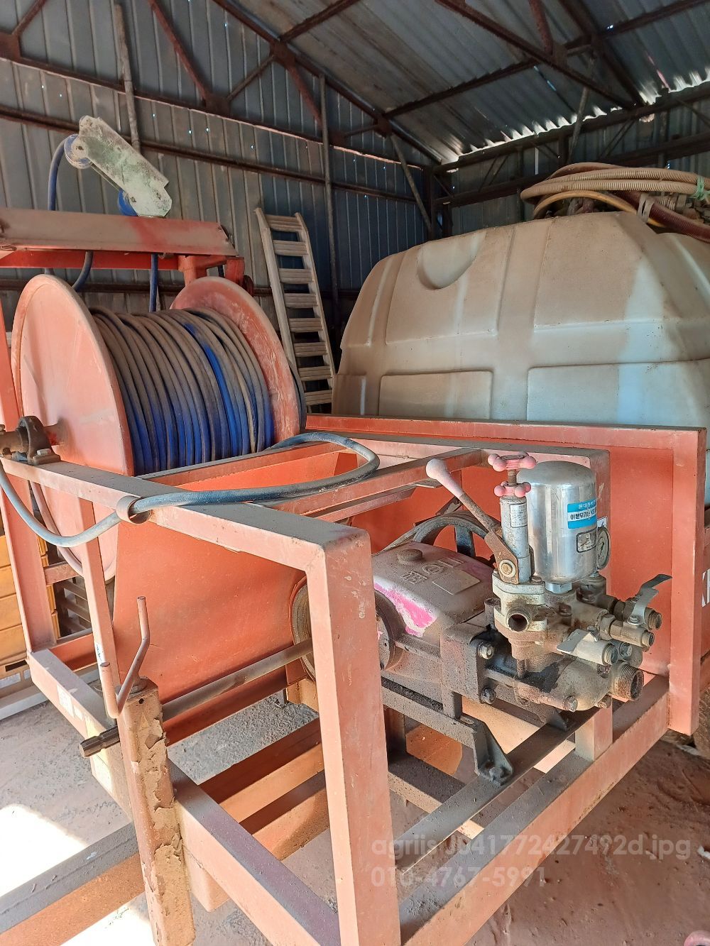 국제 트랙터 1100 (110마력) 뒤우측면