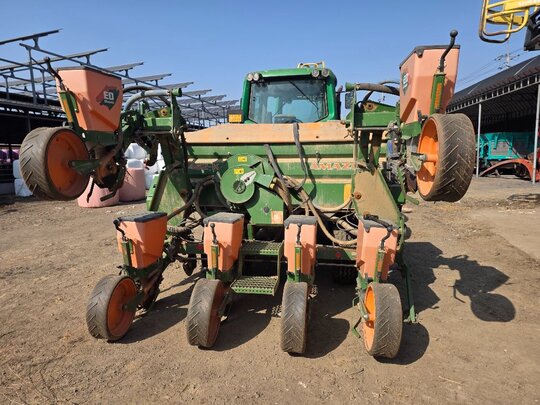 Amazone 옥수수파종기 ED452-k 앞좌측면