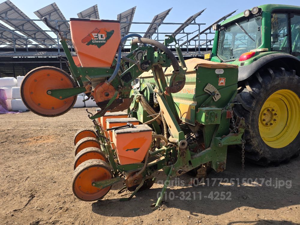 Amazone 옥수수파종기 ED452-k 뒤우측면